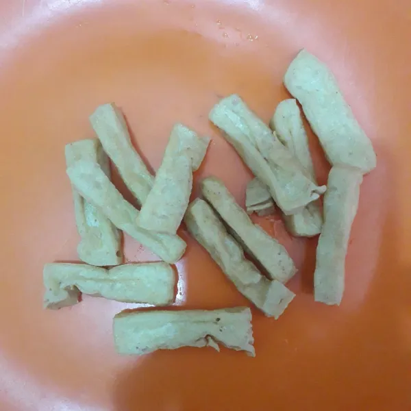 Potong-potong tahu kemudian goreng hingga berkulit.