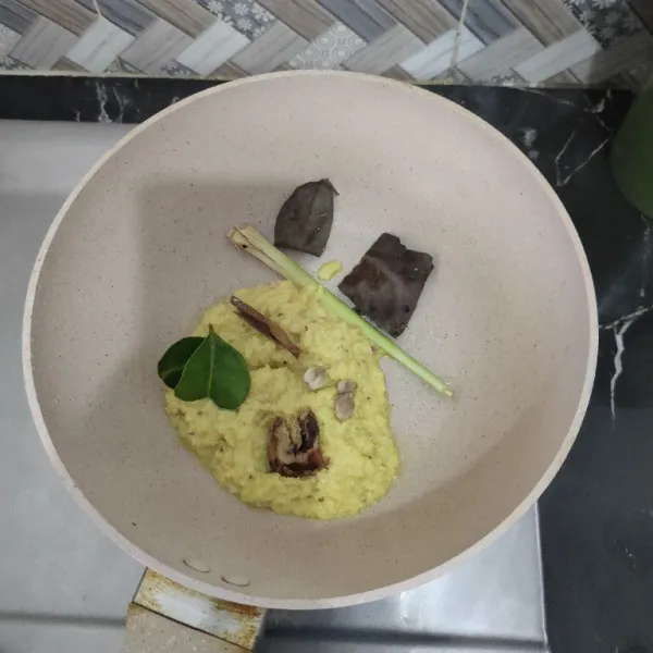 Tumis bumbu halus tambahkan serai, daun salam dan daun jeruk, kapulaga, kayu manis, dan juga cengkeh.