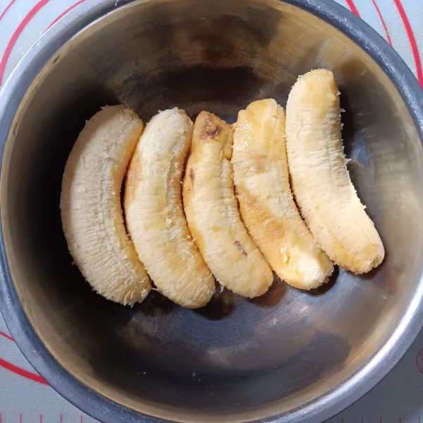 Hancurkan pisang dan gula menggunakan garpu. Jangan terlalu halus.