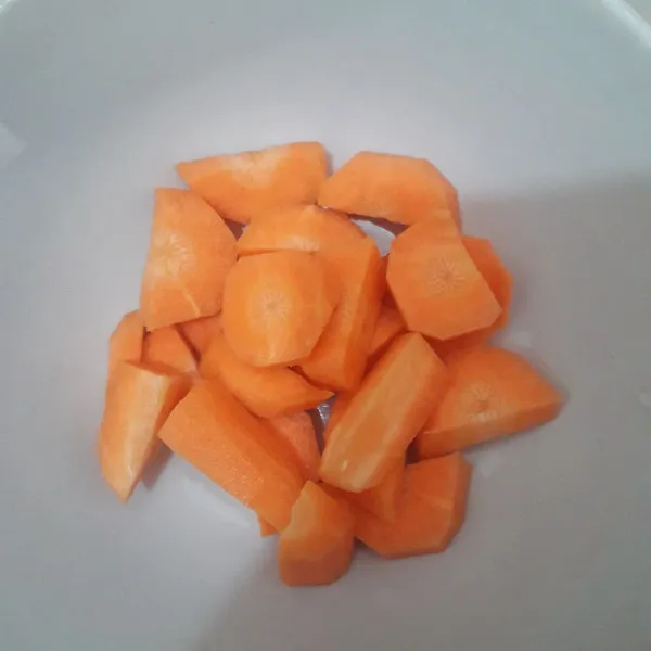 Kupas dan potong-potong kecil wortel.