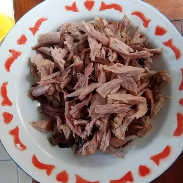 Suwir-suwir ikan cakalang.