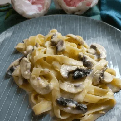 resep Fettuccine dengan saus carbonara dan tambahan jamur