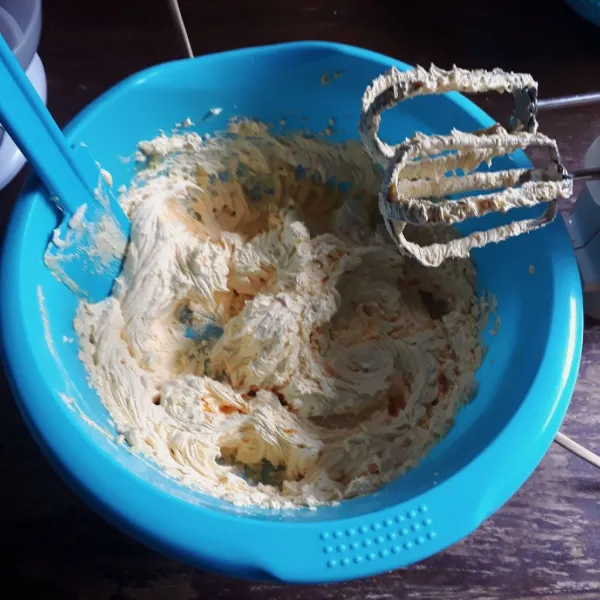 Tambahkan kuning telur dan susu, mixer hingga rata.