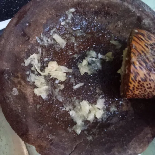 Haluskan bawang putih.