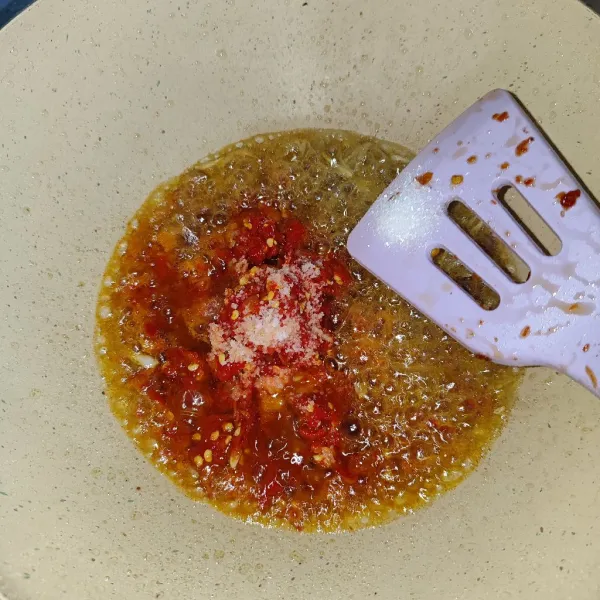 Masukan garam halus, dan penyedap rasa, masak sampai wangi langu hilang.