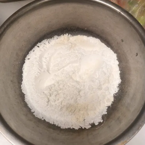 Siapkan tepung ketan dan tepung terigu. Aduk rata.