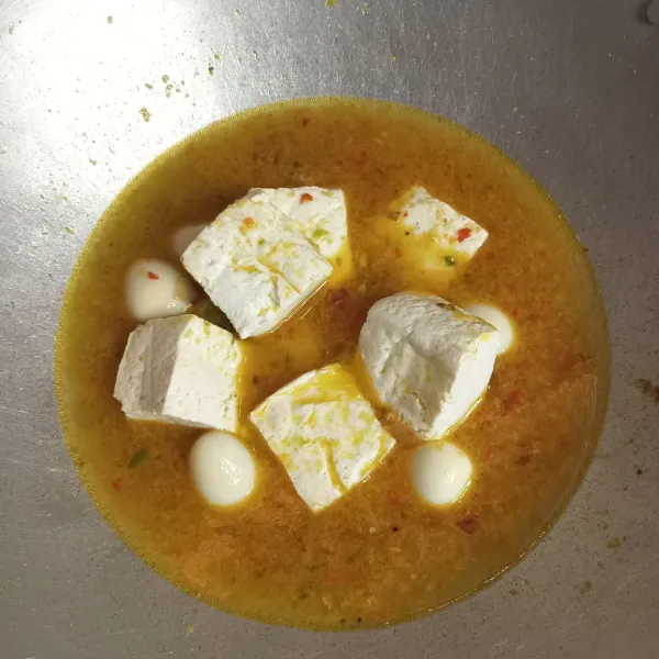 Masukan air, tahu dan telur puyuh.