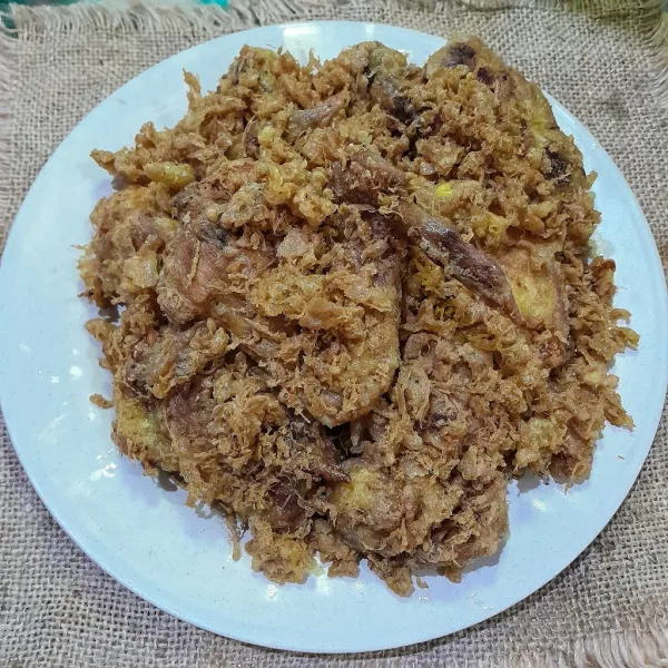 Sajikan ayam goreng telur dengan sambal dan nasi hangat!