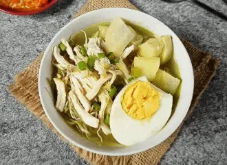 resep Soto ayam dengan tomat, tauge, bihun, soun,jeruk nipis, telur rebus, dan daging ayam