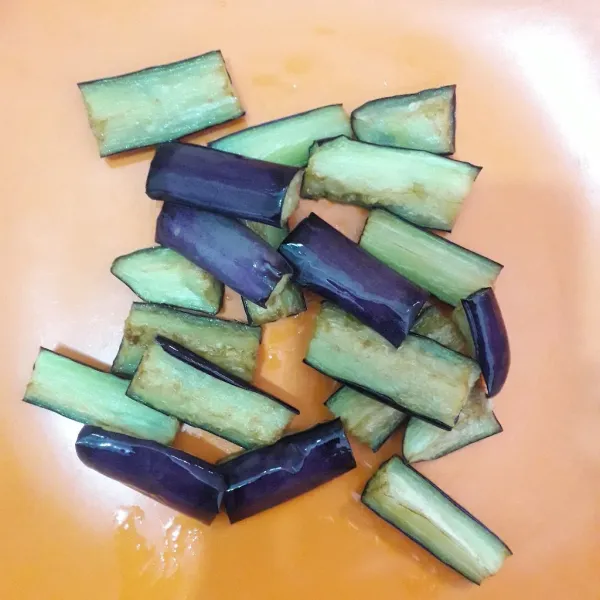 Cuci dan potong-potong terong, kemudian goreng sebentar saja.