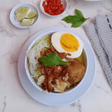 resep soto ayam dengan tomat, tauge, bihun, soun,jeruk nipis, telur rebus, dan daging ayam