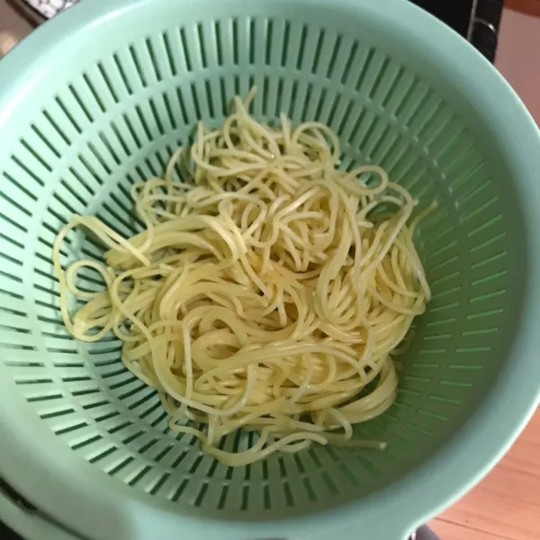 Rebus spaghetti, lalu tiriskan.