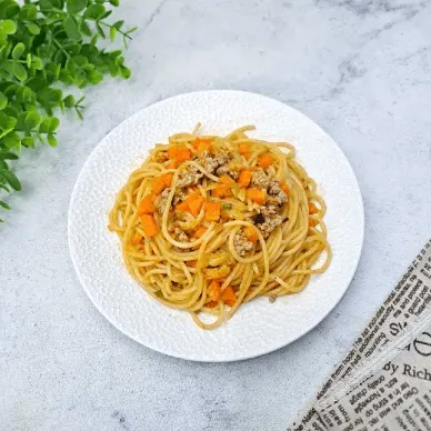 Resep spaghetti aglio olio dengan saus bolognese. Topping wortel ada di tasnya