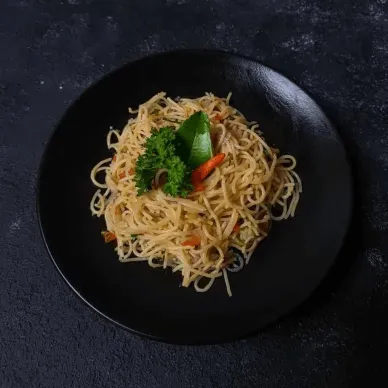 Resep spaghetti aglio olio sambal matah di atas piring hitam