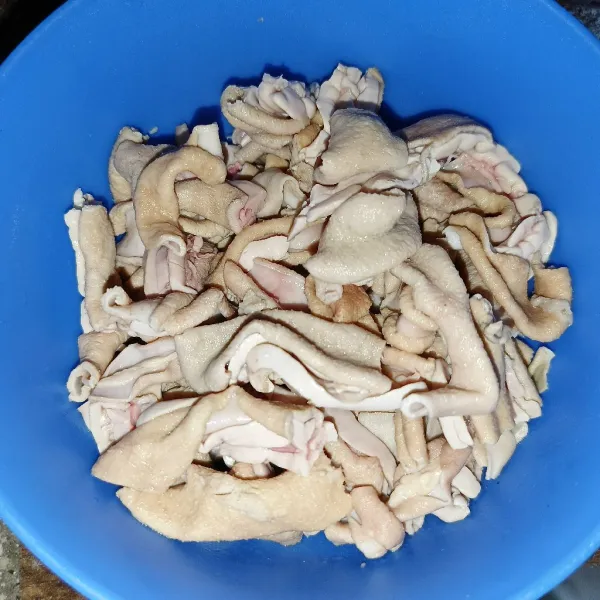 Rebus usus ayam yang sudah dibersihkan sampai matang, angkat dan potong-potong.
