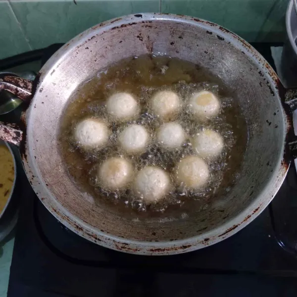 Goreng dengan minyak panas yang banyak hingga matang.
