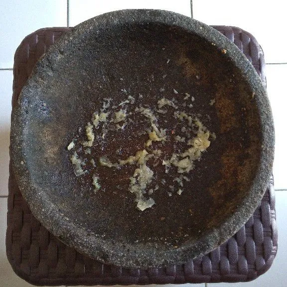Haluskan bawang putih dan ketumbar.