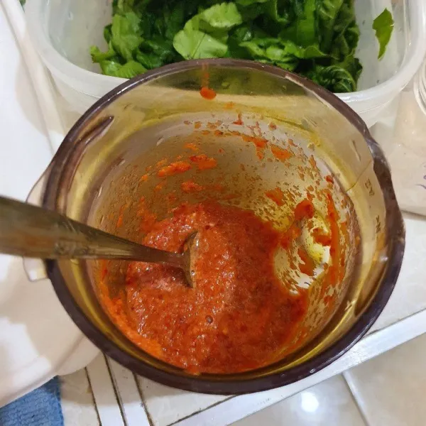 Haluskan bahan bumbu halus.