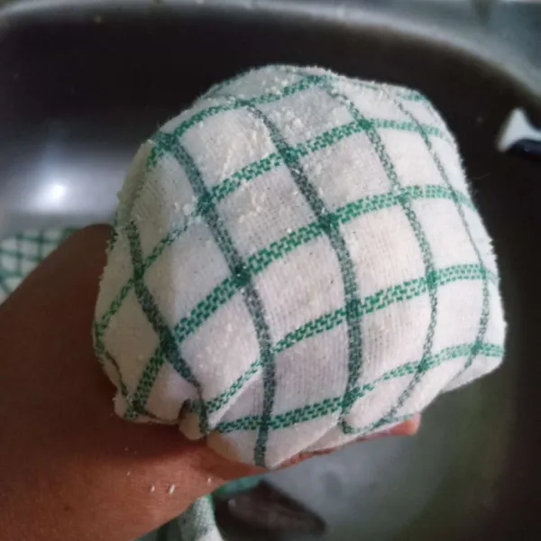 Peras airnya menggunakan serbet yang bersih.