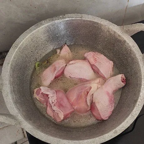 Masukan ayam potongnya, tuang 250 ml air terlebih dahulu masak sampai mendidih dan ayam berubah warna.