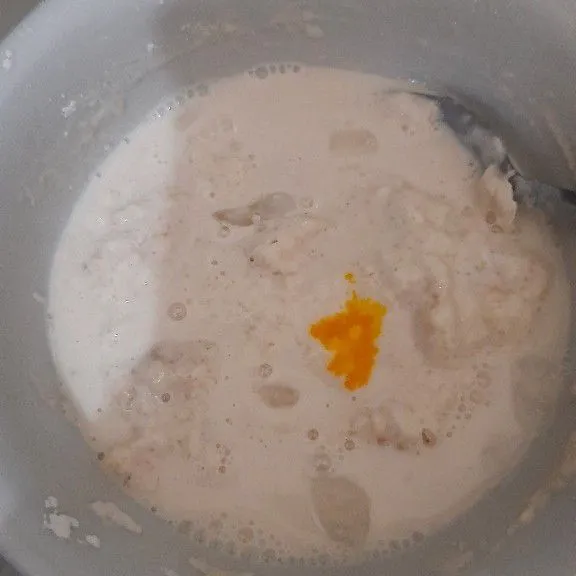 Beri pewarna makanan,aduk merata.