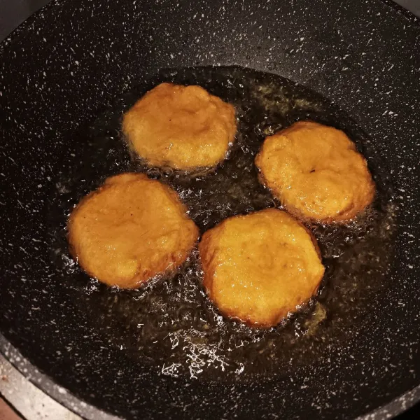 Goreng dalam minyak panas dengan api kecil cenderung sedang sampai kecokelatan. Tiriskan.