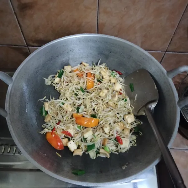 Masak sebentar saja dengan api besar, lalu tes rasa kemudian matikan api.