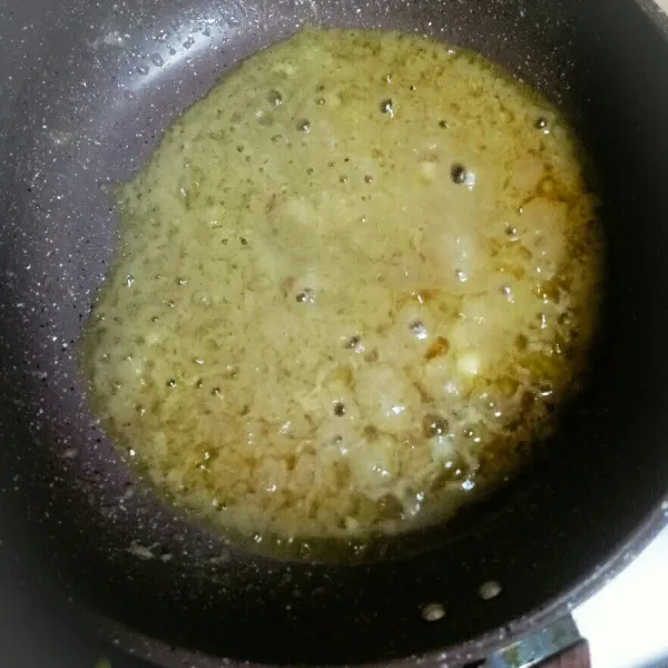 Tumis bumbu halus, lalu masukkan garam, kaldu, lada bubuk.