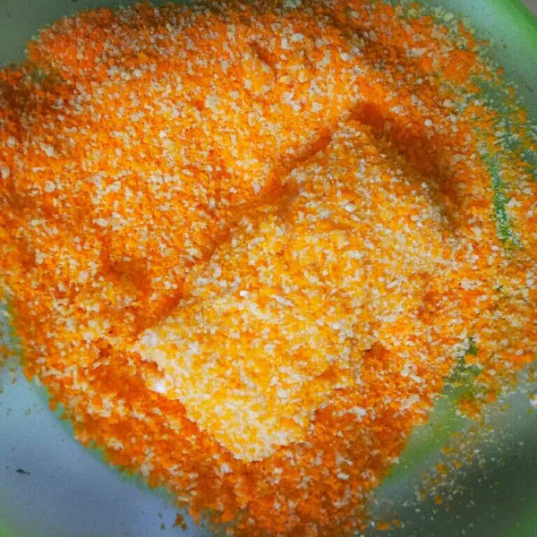 Lalu gulingkan pada tepung panir hingga terbalut rata.