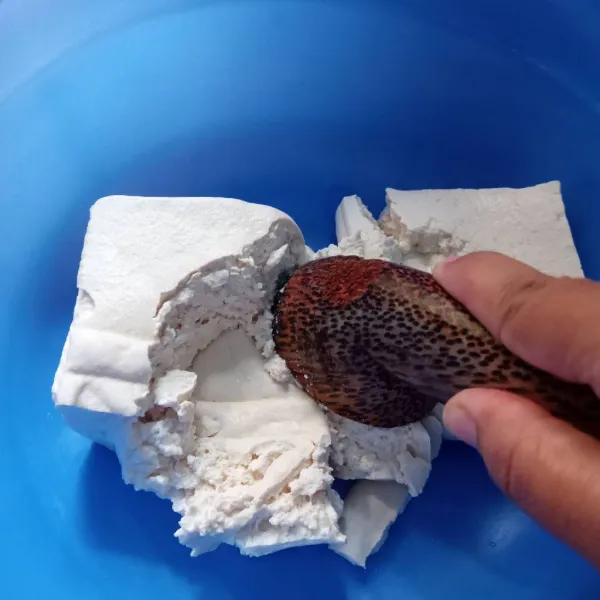 Hancurkan tahu putih.