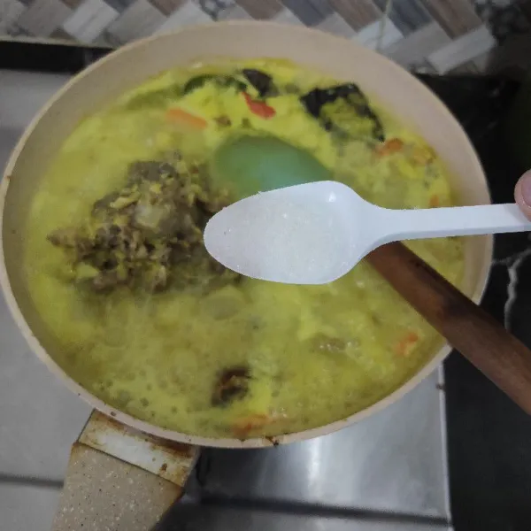 Bumbui dengan gula, garam, lada dan kaldu jamur masak dengan api sedang hingga bumbu meresap lalu angkat dan sajikan.
