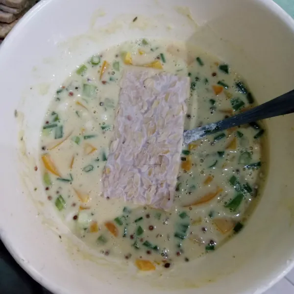 Celupkan tempe satu persatu.