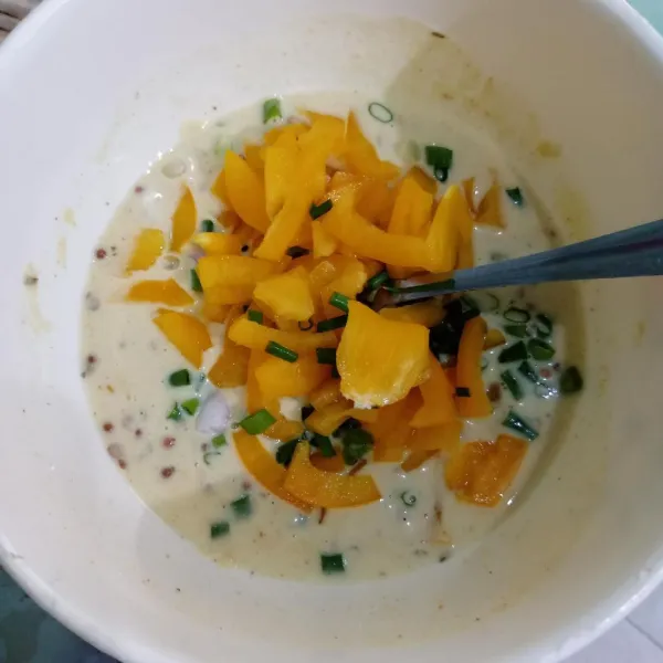 Tambahkan daun bawang dan paprika.