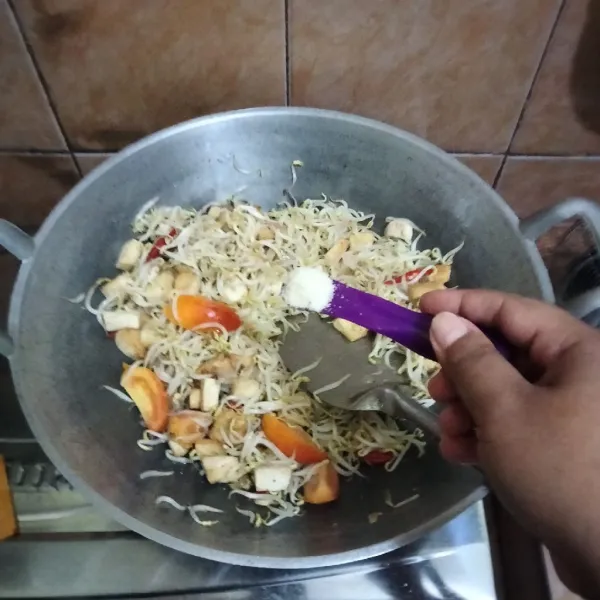 Beri garam, kaldu bubuk, gula pasir, saus tiram, kecap ikan, kecap inggris dan minyak wijen, aduk rata.