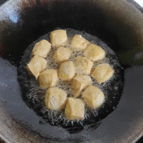 Goreng tahu hingga kuning, angkat.