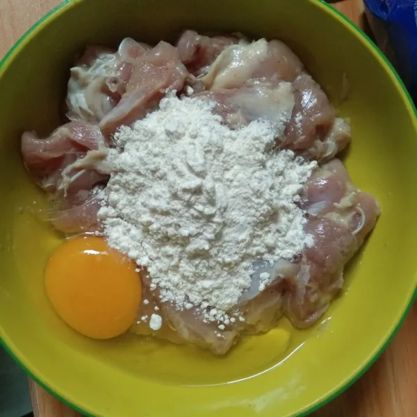 Masukan tepung terigu dan telur.