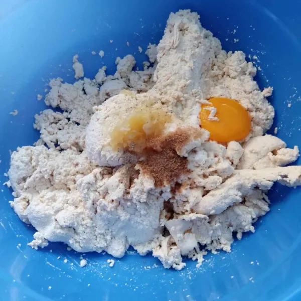 Campur tahu putih, kuning telur, bawang putih, merica, baking powder, kaldu bubuk dan garam. Campur hingga rata.