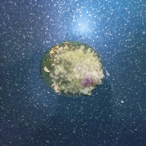 Panaskan minyak, tumis bawang merah dan bawang putih hingga harum.