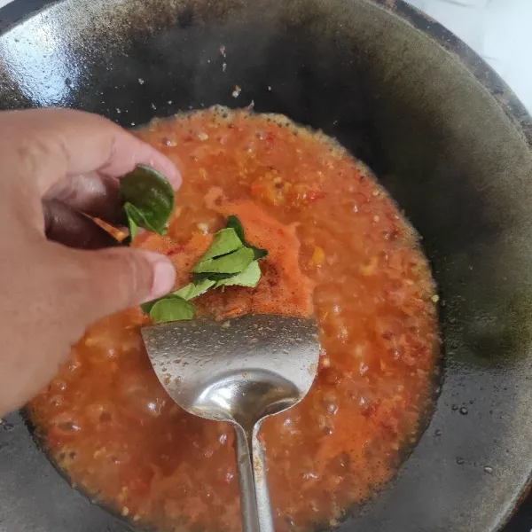 Tambahkan daun jeruk purut, garam dan gula.