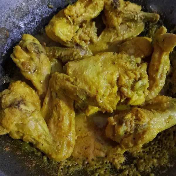 Ungkep daging ayam dengan api sedang hingga semua cairan terserap.