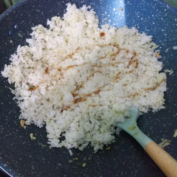 Bumbui garam, kaldu bubuk, kecap manis dan kecap asin.