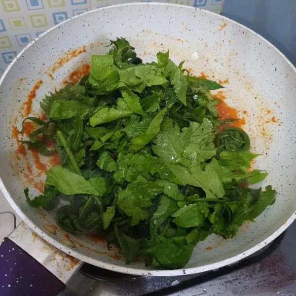 Masukkan pakis, aduk rata.