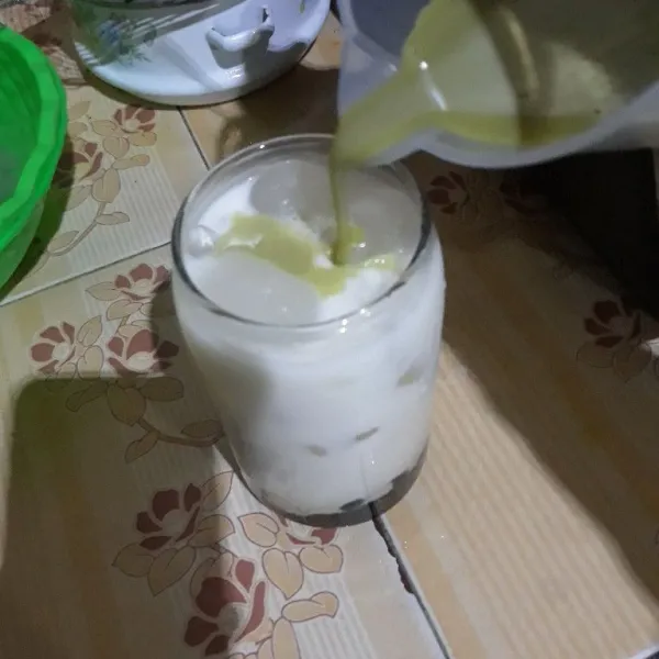Tuang larutan matcha ke dalam gelas. Aduk rata dan sajikan.