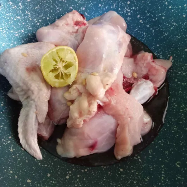 Perasi ayam dengan jeruk nipis, diamkan 5-10 menit lalu cuci dan bilas hingga bersih.