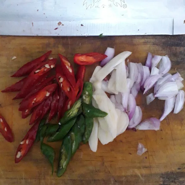Iris-iris bawang merah, bawang putih dan cabe.