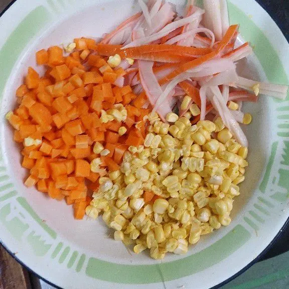 Suwir crab stik, potong dadu wortel dan pipihkan jagung.