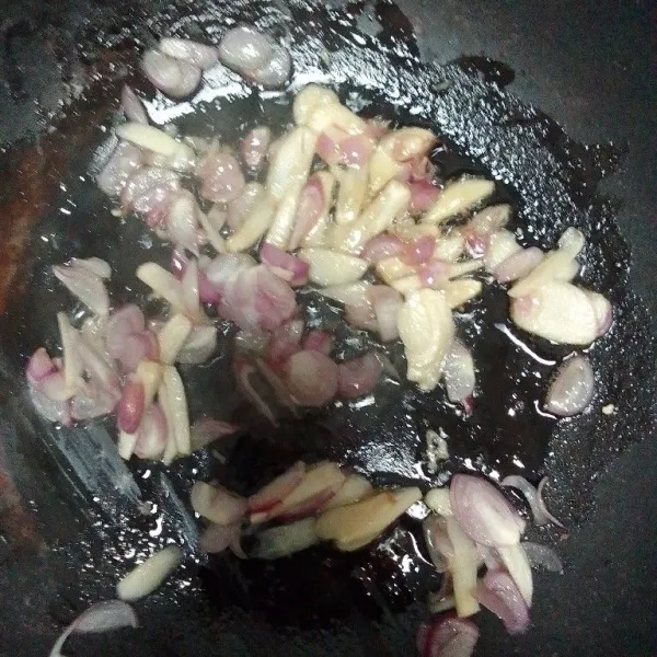 Tumis bawang merah dan bawang putih.