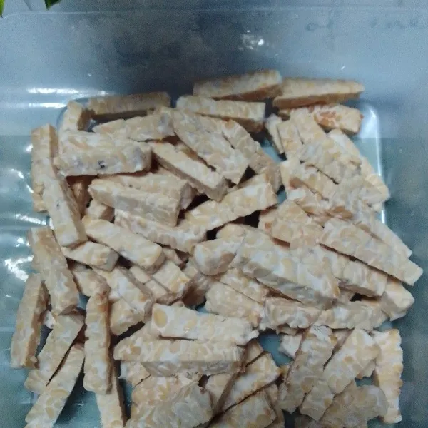 2 papan tempe di potong-potong.