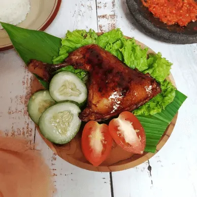 Resep ayam bakar kalasan dengan tomat, mentimun, selada, dengan alas daun pisang