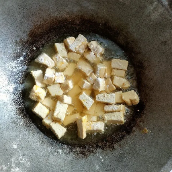 Goreng di minyak panas hingga kecoklatan, angkat lalu tiriskan.